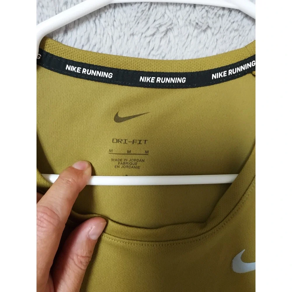 Nike item excellent